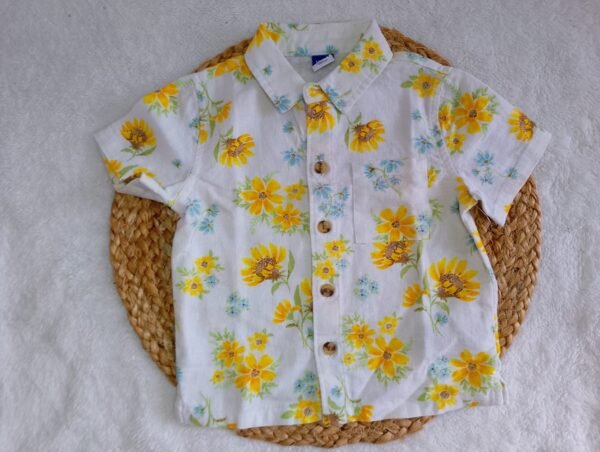 camisa de flores amarillas Camisa de Botones con estampado de flores amarillas Talla: 12-18 meses