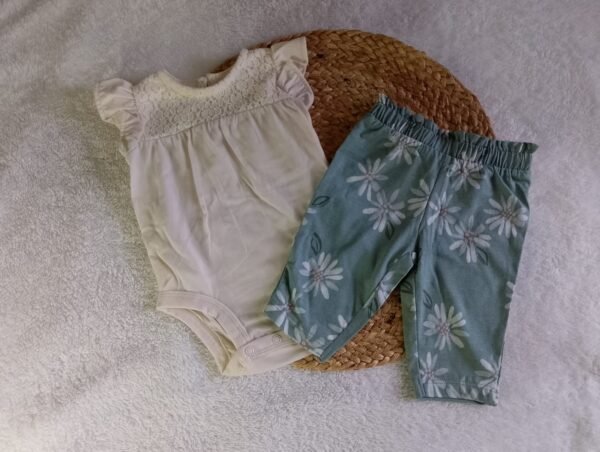 licra verde de flores, mameluco crema Conjunto de 2 piezas