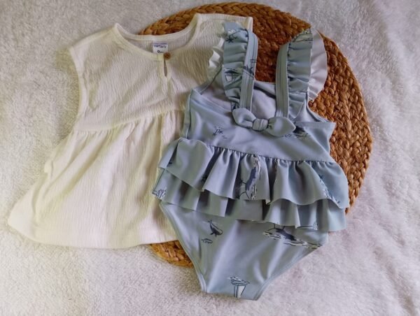 Traje de baño para niñas incluye la salida de playa.