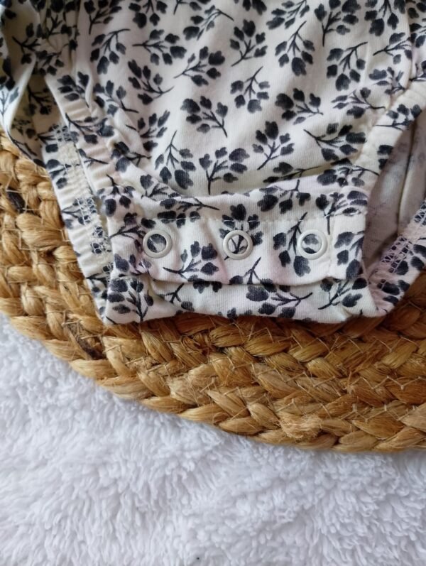 Vestido color Crema con flores negras