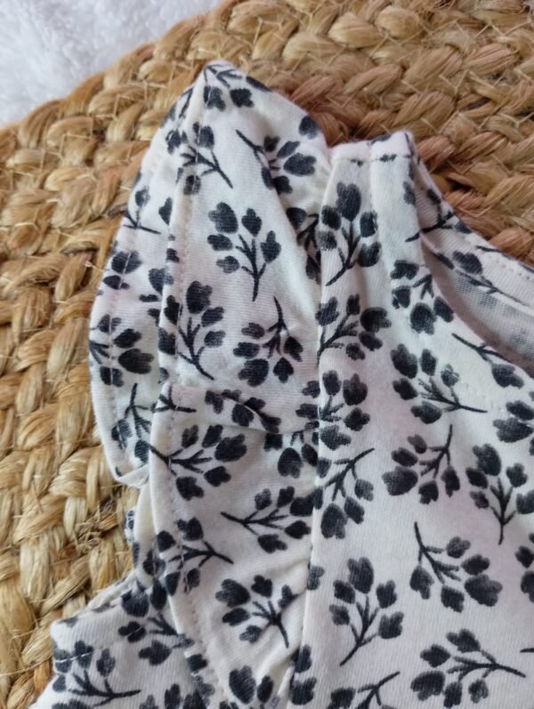 Vestido color Crema con flores negras